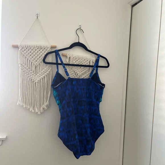 Miraclesuit The Beach Goes On Pinup One Piece Bathing Suit - Picture 3 of 7